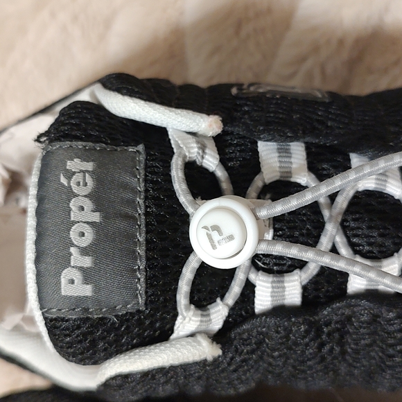 EUC 8 1/2 WIDE Proper slip on tennis shoes - Picture 2 of 4